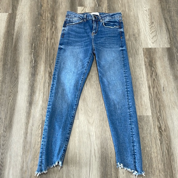 Zara Denim - Zara Denim ankle jeans size 4 raw hem medium wash blue